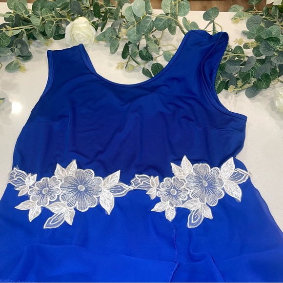 Elegant Blue Dress with Floral Accents - Picture 8 of 10